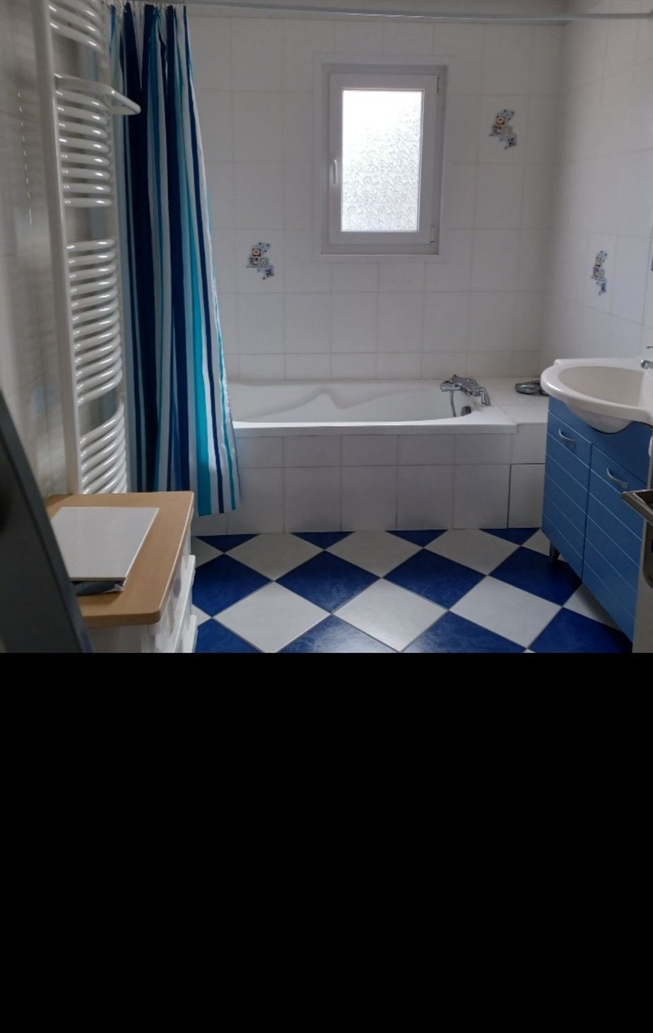 Avant — salle de bain ancienne avec baignoire et carrelage damier